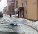 Дорожный указатель свалился на землю в Южно-Сахалинске