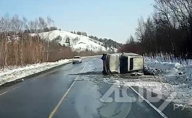"Из поворота вышел и кувыркнулся": на юге Сахалина внедорожник лёг на бок из-за скользкой дороги