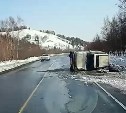 "Из поворота вышел и кувыркнулся": на юге Сахалина внедорожник лёг на бок из-за скользкой дороги 