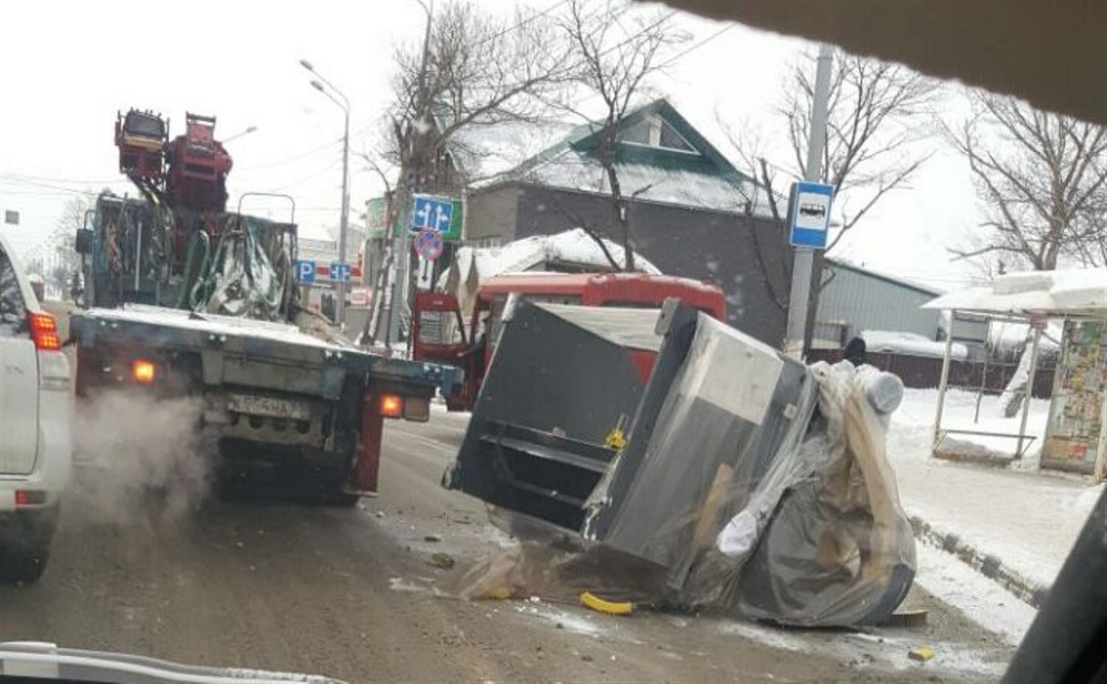 В Южно-Сахалинске с автомобиля упала гильотина