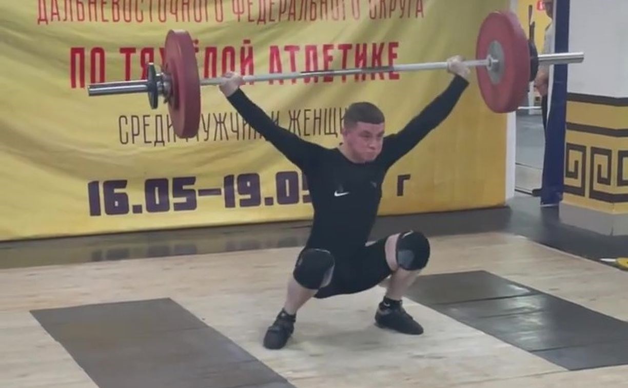 Сахалинский студент поднял штангу в два раза тяжелее собственного веса - видео