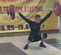 Сахалинский студент поднял штангу в два раза тяжелее собственного веса - видео