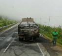 Прицеп грузовика загорелся на полном ходу по трассе в Макаровском районе