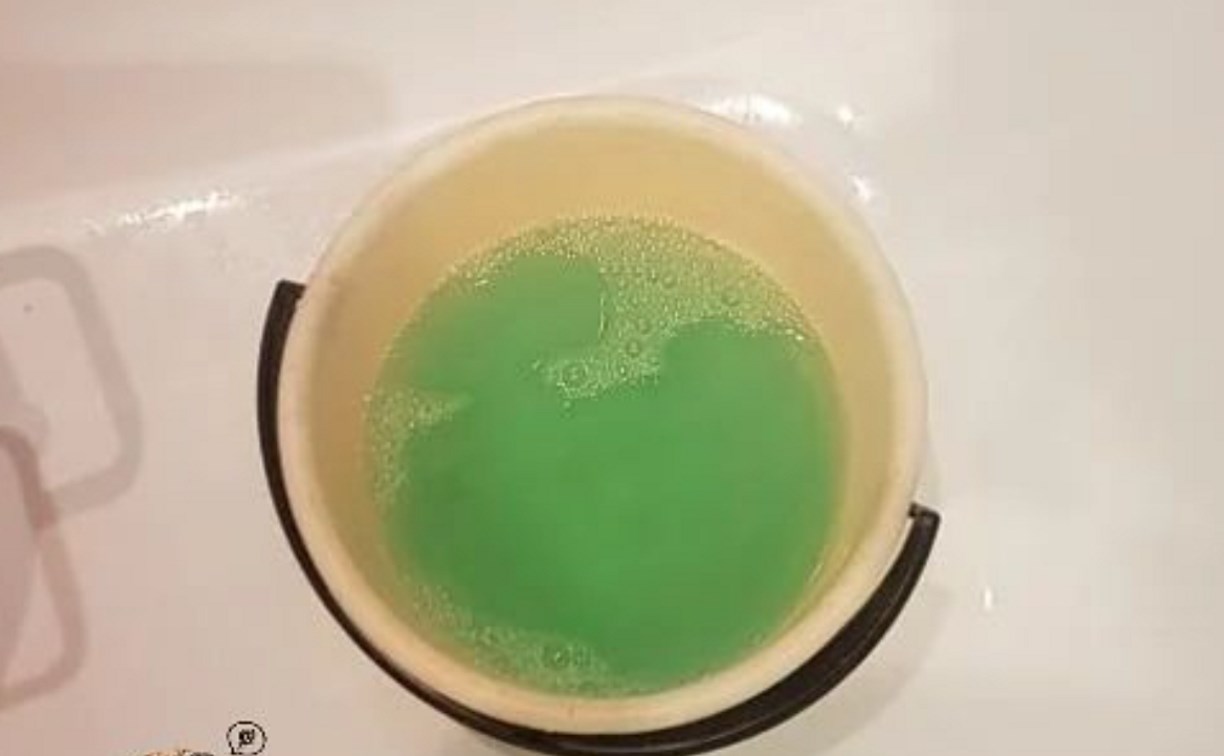 В Поронайске из крана пошла зеленая вода