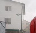 В пригороде Южно-Сахалинска загорелся двухэтажный дом