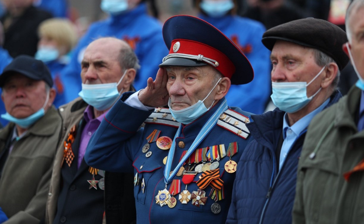 В масках и теплых пледах сахалинцы встретили парад, посвященный 76-ой годовщине Победы в ВОВ