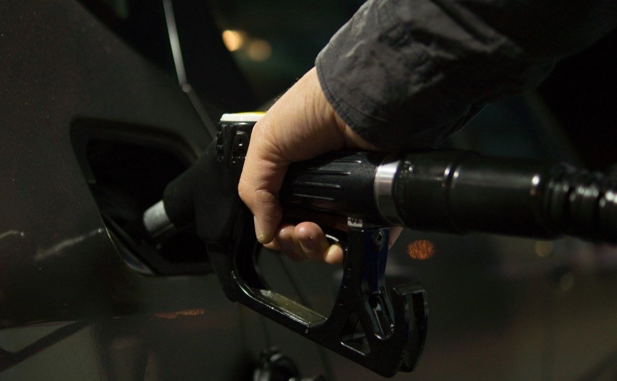 Частники на Сахалине снизили цены на бензин, сетевики пока держатся 