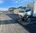 Владелец грузовика сорвал асфальтирование одного из дворов в Холмске