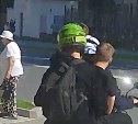В Южно-Сахалинске заметили троих подростков на мопеде без номеров и шлема
