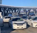Очевидцы: таксист в Южно-Сахалинске закрылся от пассажиров в салоне и отказался выполнять заказ