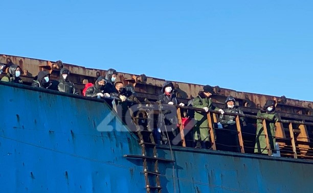 Спасатели начали снимать экипаж с иностранного судна, севшего на мель у Холмска