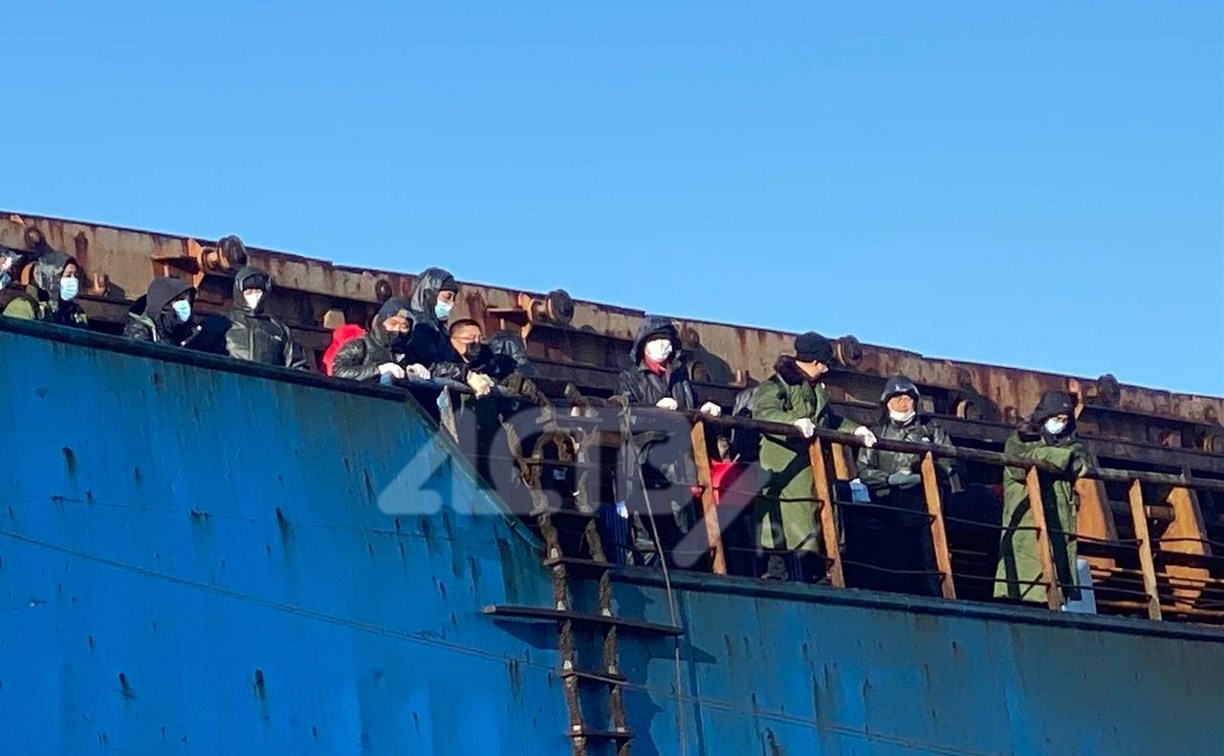 Спасатели начали снимать экипаж с иностранного судна, севшего на мель у Холмска