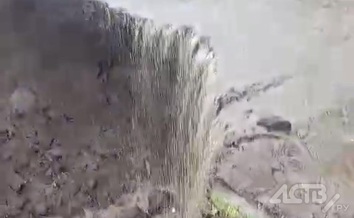 "Разрушение грунта и водопады": сахалинцы показали на видео подмытую дорогу в Невельском районе