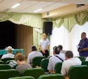 Ремонт крыш, дорог и работа дворников: жители Синегорска озвучили насущные проблемы вице-мэру областного центра Евгению Золотову