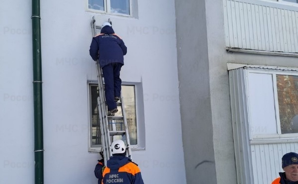 Спасатели в Южно-Сахалинске через окно проникли в квартиру, где находился ребенок
