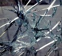 На Сахалине мужчина в солидном возрасте залез в окно частного дома за ноутбуком и едой 