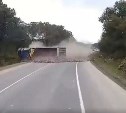 "Едва не погибли": груженый скальником самосвал пошел на обгон и опрокинулся на скорости на охотской трассе 