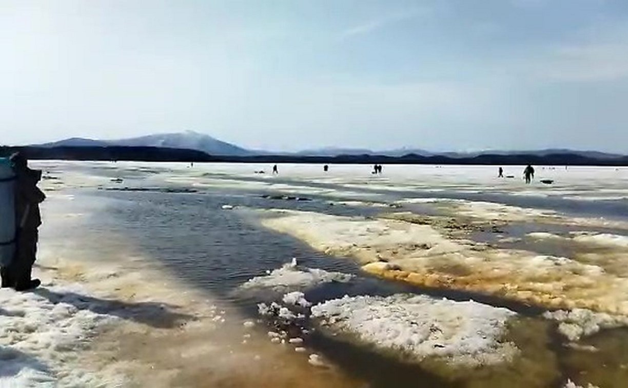 Со льда озера Изменчивого спасли 92 рыбаков - к работе привлекали судно "Хивус"