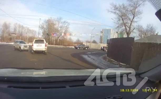 Эпичное ДТП в Южно-Сахалинске: иномарка не вписалась в поворот и подбила джип