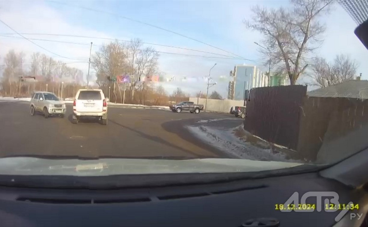Эпичное ДТП в Южно-Сахалинске: иномарка не вписалась в поворот и подбила джип
