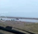 В Таранае браконьеры в открытую тралят реку бреднем в поисках симы 