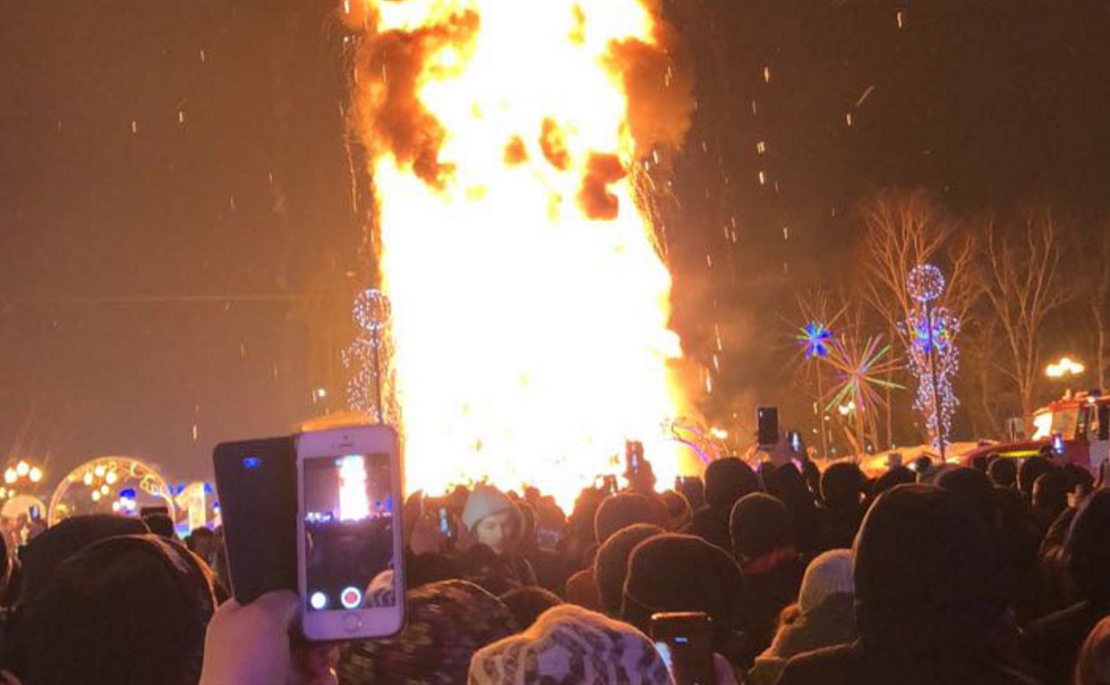 Новогодняя ель сгорела на площади Ленина в Южно-Сахалинске 
