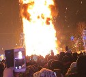 Новогодняя ель сгорела на площади Ленина в Южно-Сахалинске 