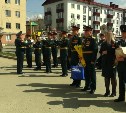 Военнослужащие на Сахалине проводят во дворах мини-парады для ветеранов Великой Отечественной 