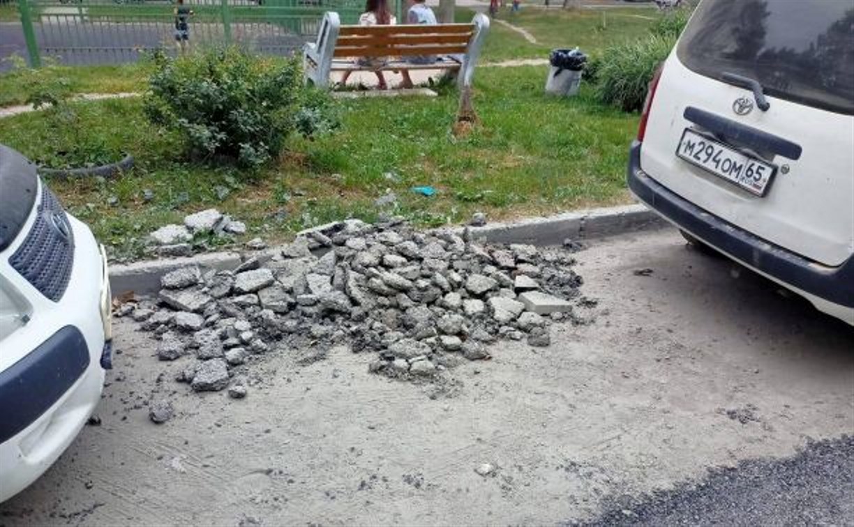 Рабочие расковыряли и бросили асфальт в южно-сахалинском дворе