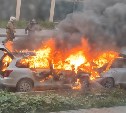 "Отличная работа пожарных": сахалинец снял, как тушили горящие авто в Южном