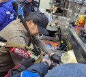Рука работника кафе попала между валиков машины для раскатки теста