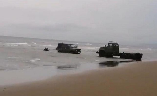 УАЗ чуть не похоронили в море в Александровске-Сахалинском
