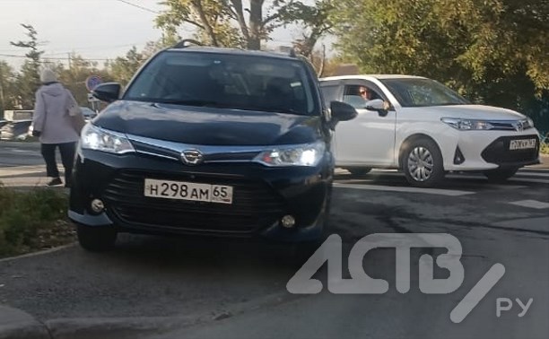 Отважный автохам в Южно-Сахалинске полностью блокировал тротуар прямо у ГИБДД
