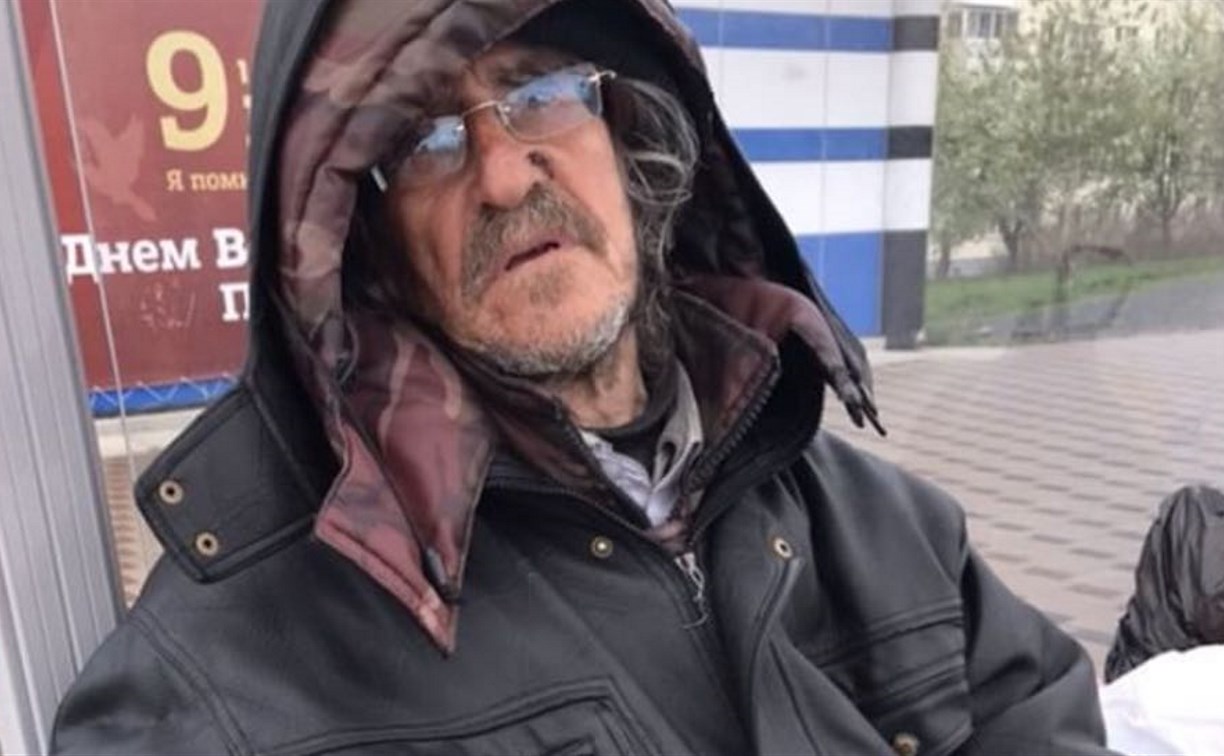 Больше трех недель пенсионер живет на остановке в Южно-Сахалинске