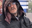 Больше трех недель пенсионер живет на остановке в Южно-Сахалинске