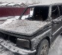 Появились фото сгоревшего гаража в Смирных: огонь уничтожил автомобили, мотособаку и мотоблок