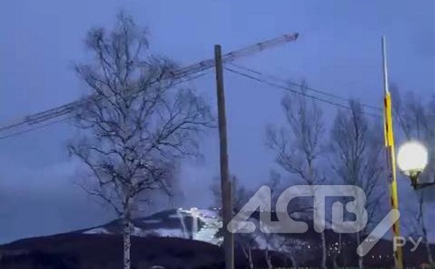 Мачту-антенну у парка в Южно-Сахалинске снесли