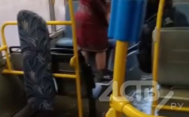 В Южно-Сахалинске подтопило автобус, который пытался форсировать перекрёсток 