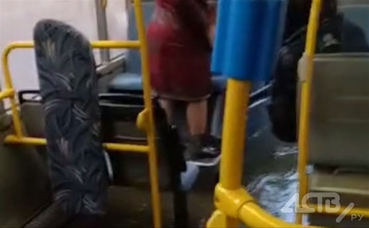 В Южно-Сахалинске подтопило автобус, который пытался форсировать перекрёсток 