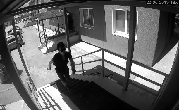 В Южно-Сахалинске разыскивают угонщика велосипедов, попавшего на видео