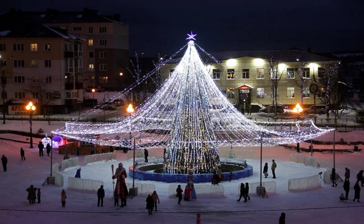 В Корсакове зажгли огни на главной новогодней ёлке города