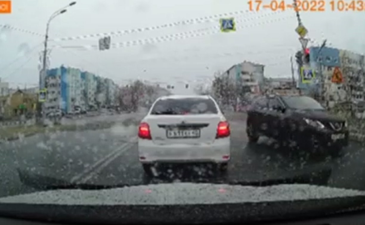 В Южно-Сахалинске автомобилисты объехали ремонтируемую дорогу по тротуару и "встречке"