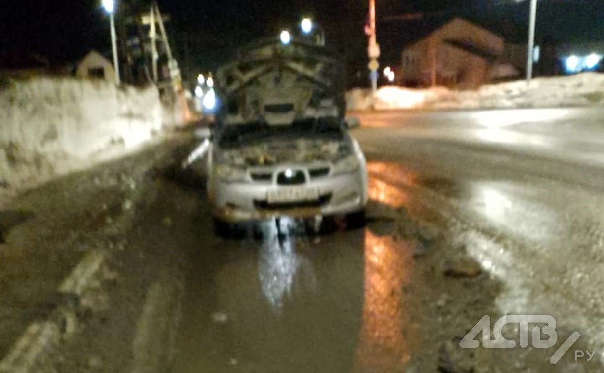 Нашлась ещё одна "жертва" грязевого месива на дороге в Южно-Сахалинске: потребовалась эвакуация авто