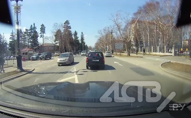 Две девочки на электросамокате в Южно-Сахалинске вылетели с тротуара и упали прямо перед грузовиком 