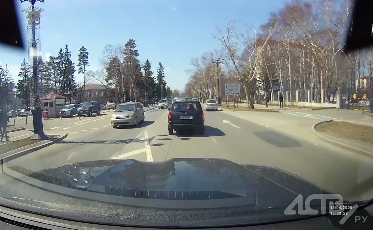 Две девочки на электросамокате в Южно-Сахалинске вылетели с тротуара и упали прямо перед грузовиком 