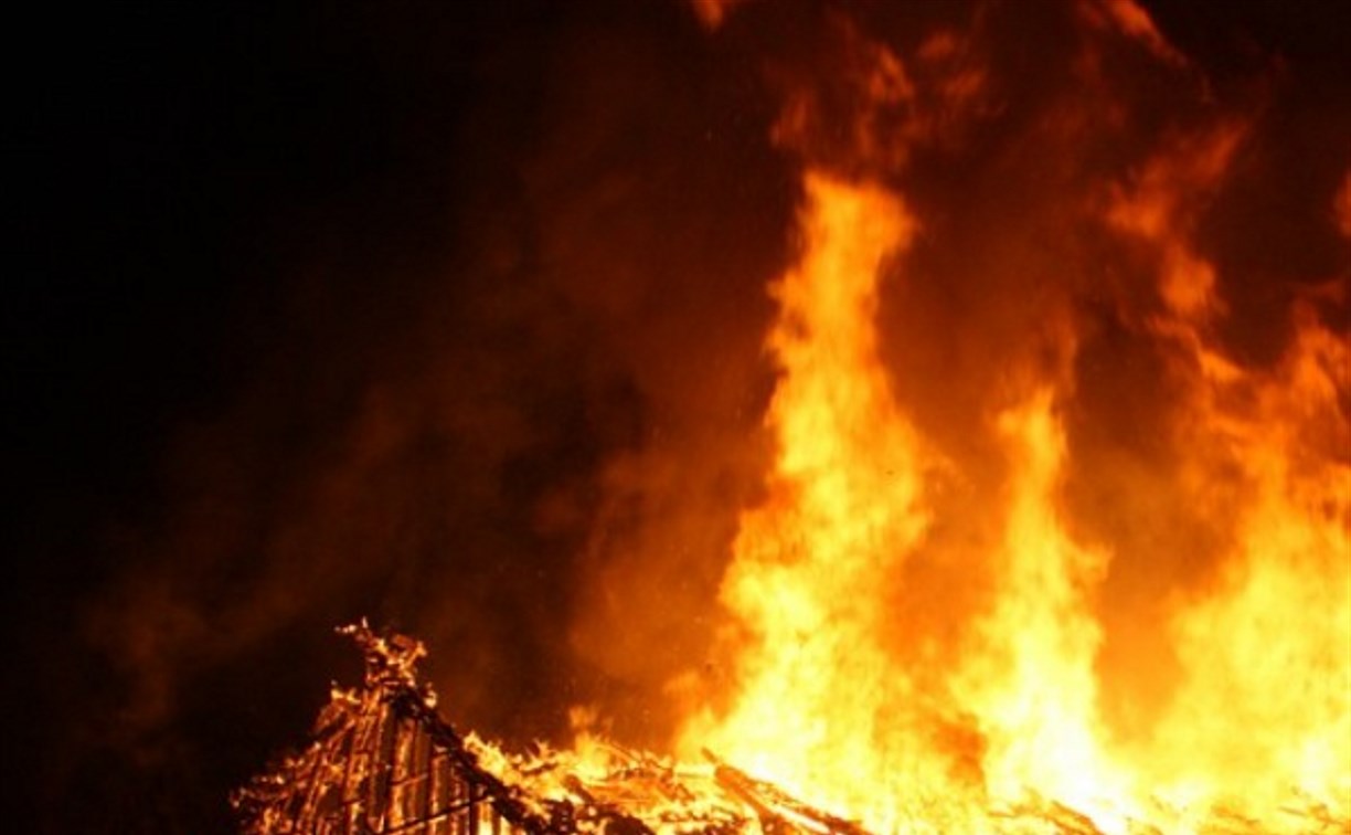 В Тымовском пламя с крыши частного дома чуть не перекинулось на соседние постройки