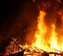 В Тымовском пламя с крыши частного дома чуть не перекинулось на соседние постройки