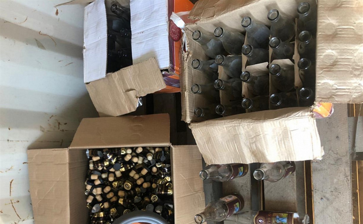 Больше двух тысяч бутылок и канистр контрафактного алкоголя изъяли полицейские на Сахалине