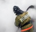 Постройка полыхала на улице в Поронайске
