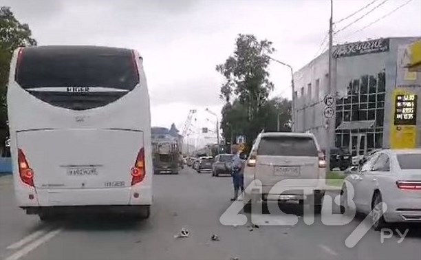 В Южно-Сахалинске столкнулись автобус и внедорожник